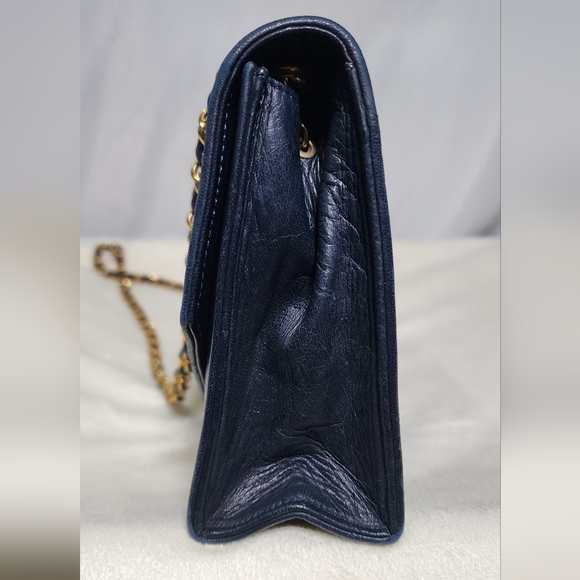 Chanel envelope single flap. 24k gold plated hardware. Minor tarnishing. - Picture 3 of 16